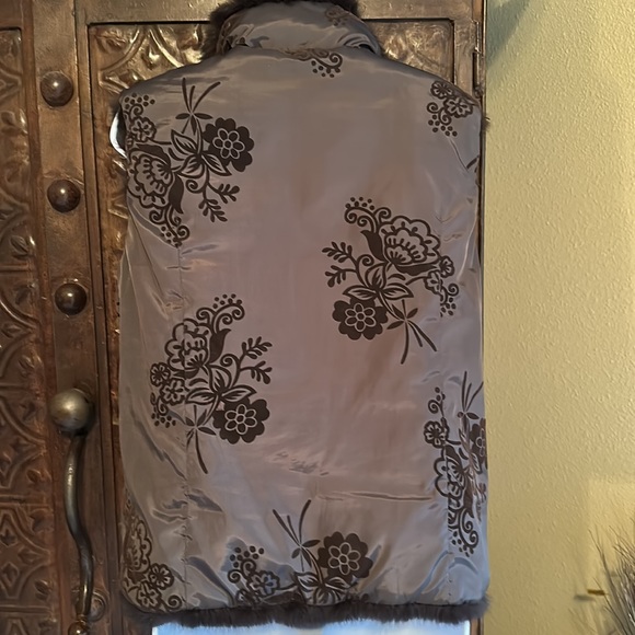 Reversible Montana Co vest trimmed with faux fur—size medium - Picture 5 of 9